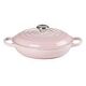 LE CREUSET Signature - Flache Kasserolle aus Gusseisen, Shell Pink, 26cm/2.2L (21180267774430)
