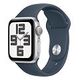APPLE Watch SE (2. Generation) GPS, 40mm Aluminiumgehäuse, Silber mit Sportarmband M/L, Sturmblau (MRE23QF/A)